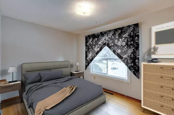 Calgary, AB T2K 4L6,640 Hunterfield PL NW