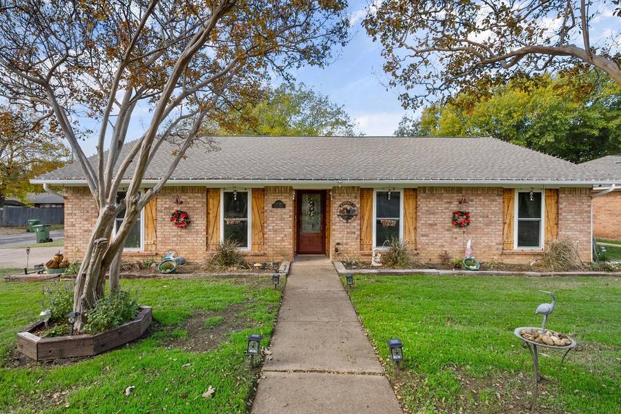 2708 Lucas Drive, Arlington, TX 76015