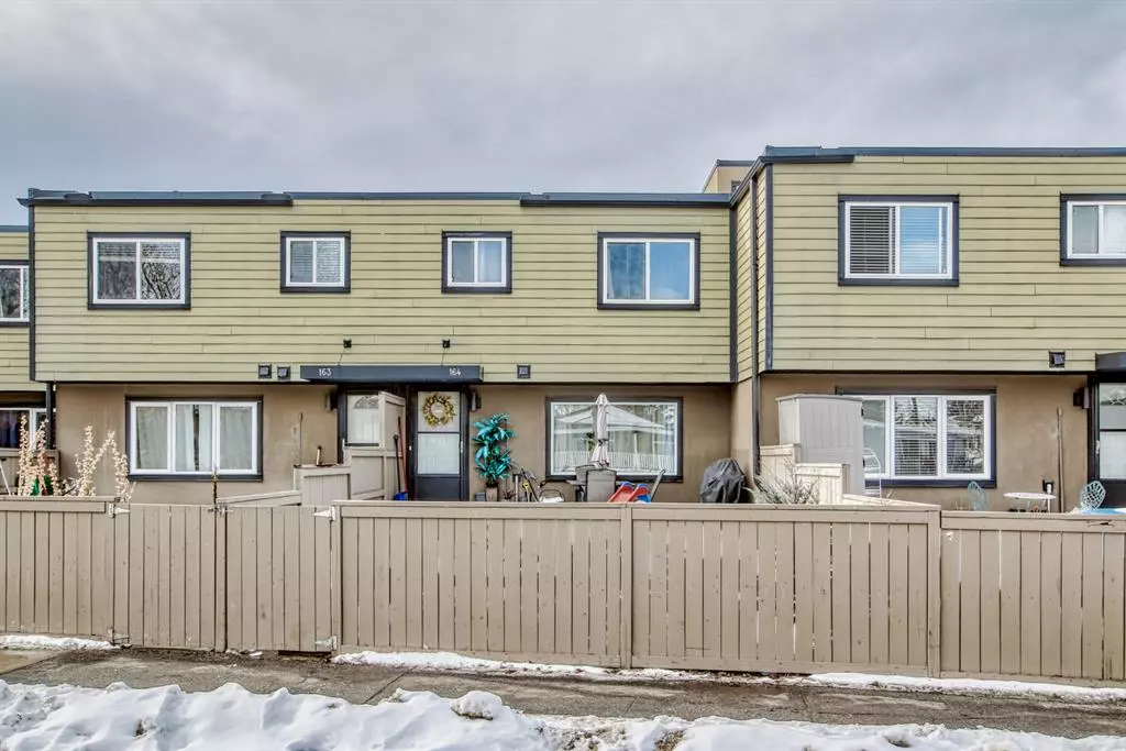 Calgary, AB T3E 3H4,3809 45 ST SW #164