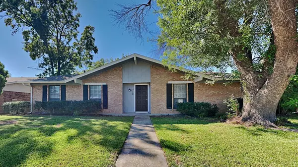 714 Woodcastle Drive,  Garland,  TX 75040