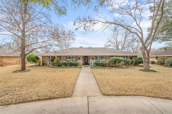 806 Brook Hollow Street, Brownwood, TX 76801