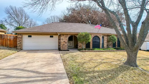 232 Meadowhill Drive, Benbrook, TX 76126