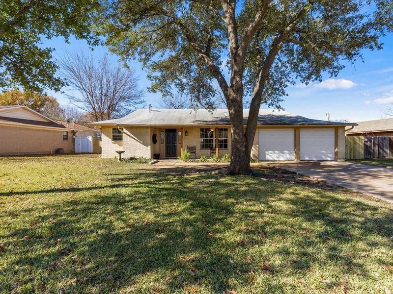 1206 Cozby Street E, Benbrook, TX 76126