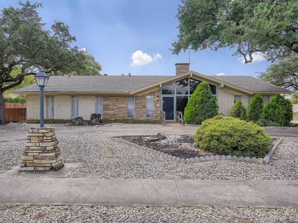 7 Country Club Court, Pantego, TX 76013