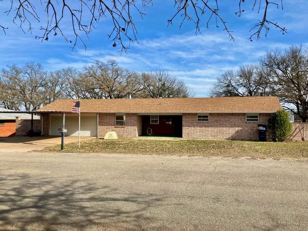 141 N Mohon Street, De Leon, TX 76444