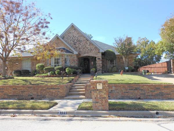 3721 Oak Cove Lane, Bedford, TX 76021