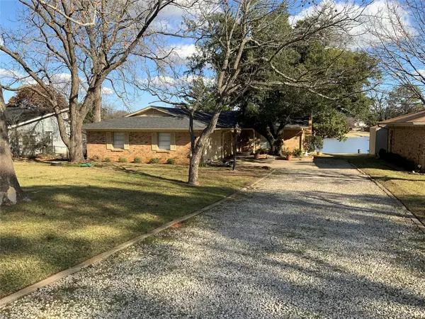 120 Blackfoot Trail, Lake Kiowa, TX 76240