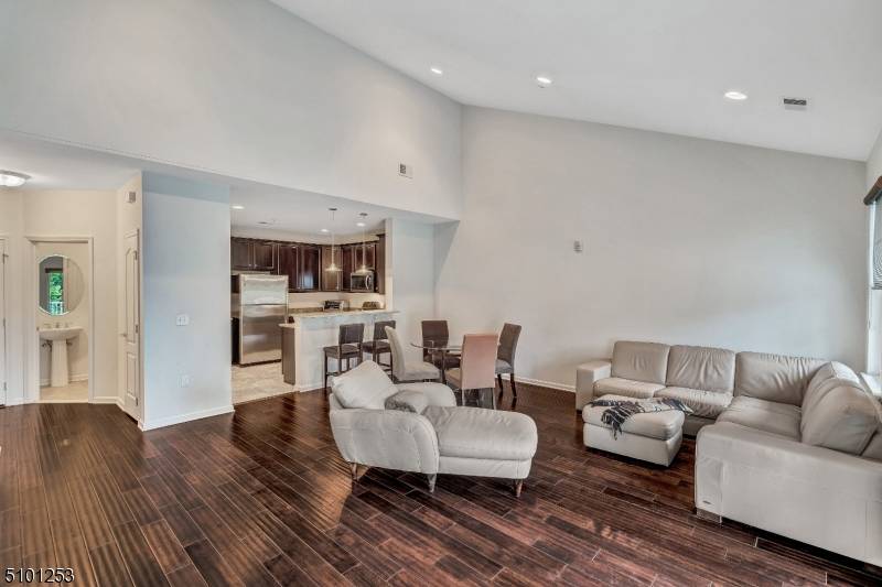 1304 Meadow Brook Ct, Hanover Twp., NJ 07981