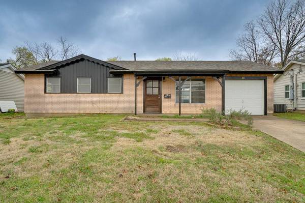 211 Midway Drive W, Euless, TX 76039