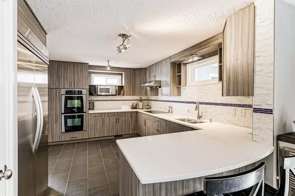 Calgary, AB T3A 2B2,6051 Dalcastle DR NW