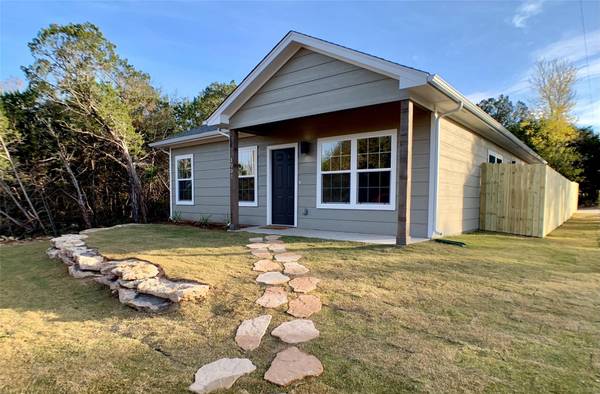 1001 Comanche Cove Drive, Granbury, TX 76048