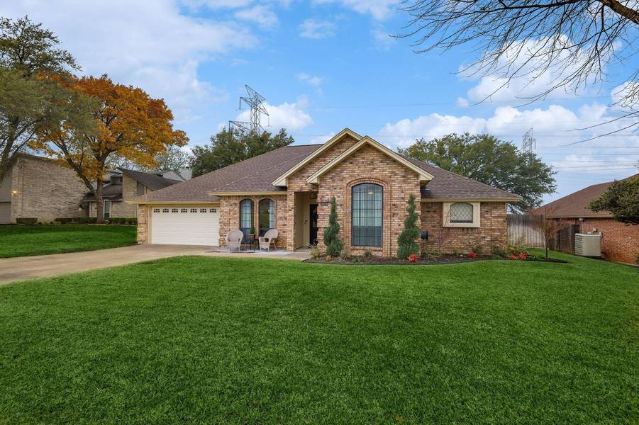 10176 Wandering Way Street, Benbrook, TX 76126