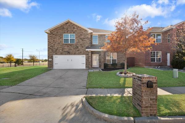 901 Bloomfield Drive, Grand Prairie, TX 75052