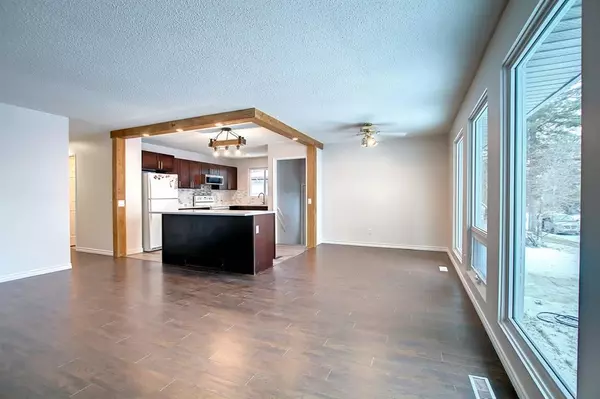 Calgary, AB T2B 2H8,3732 26A ST SE