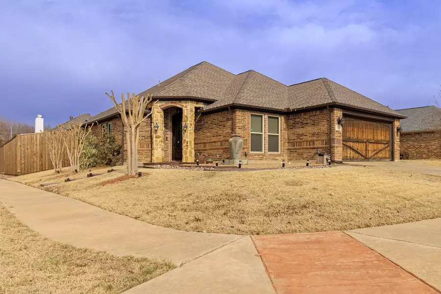 8237 Fall Crest Drive, Fort Worth, TX 76053