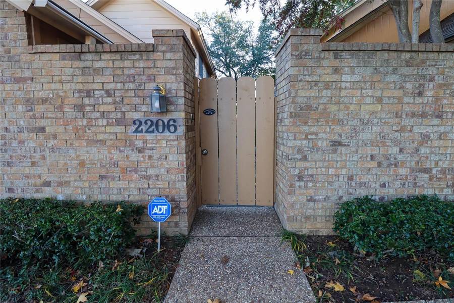 2206 Green Gate Drive, Arlington, TX 76012