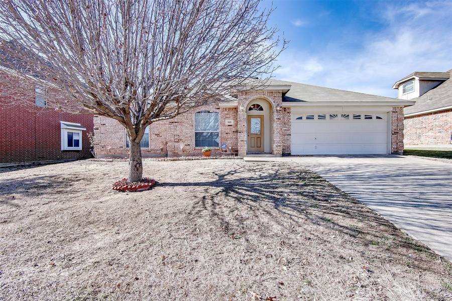 905 Mesquite Drive, Burleson, TX 76028