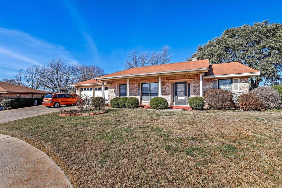 321 Lakeway Drive, Benbrook, TX 76126