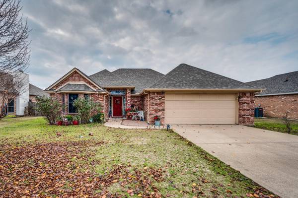 202 Chambers Creek Circle, Maypearl, TX 76064