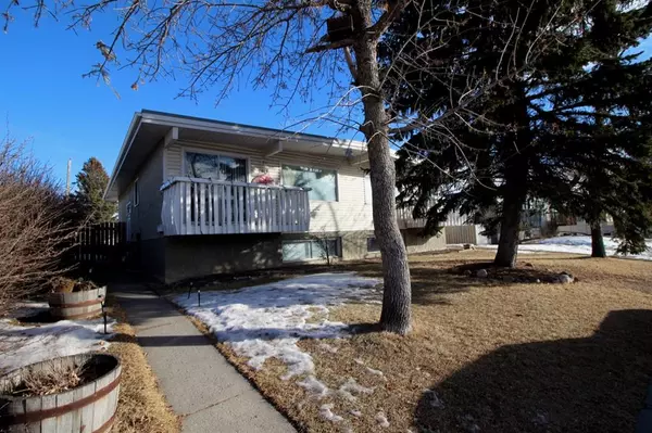 Calgary, AB T2K 4C9,7532 Huntridge CRES NE