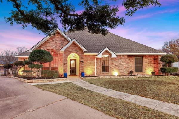 3748 Oak Cove Lane, Bedford, TX 76021