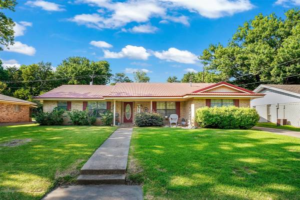 303 Wes Michael Road, Bonham, TX 75418