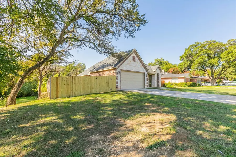 4820 Hollowbrook Road, Fort Worth, TX 76103