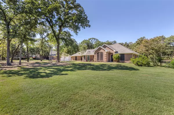 1016 Oak Tree Drive, Fort Worth, TX 76140