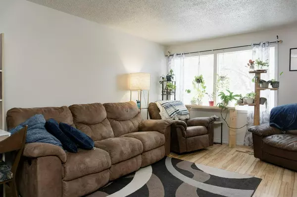 Calgary, AB T2B 2P6,64 Doverglen CRES SE