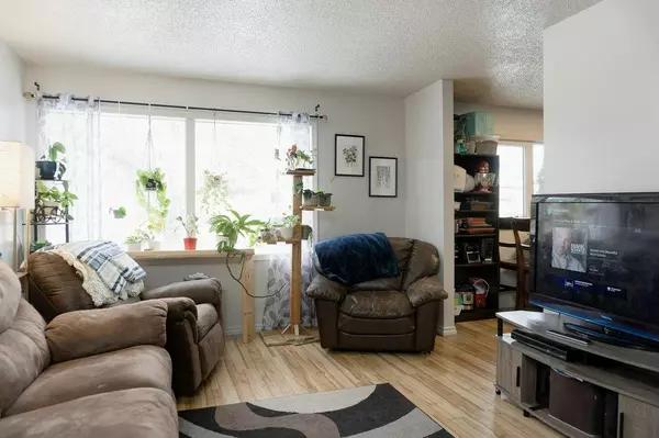 Calgary, AB T2B 2P6,64 Doverglen CRES SE