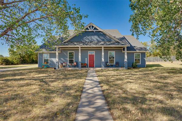 112 E 1st Street, Tolar, TX 76476