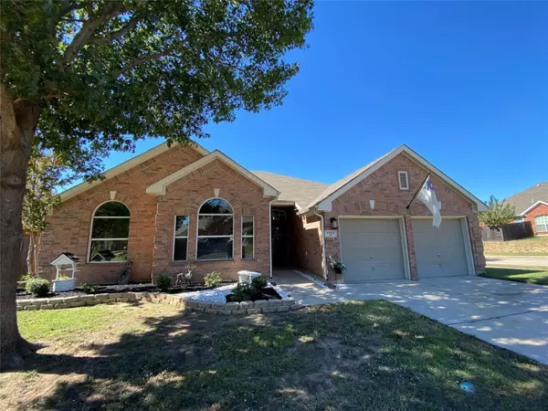 7753 Parkwood Plaza Drive, Fort Worth, TX 76137