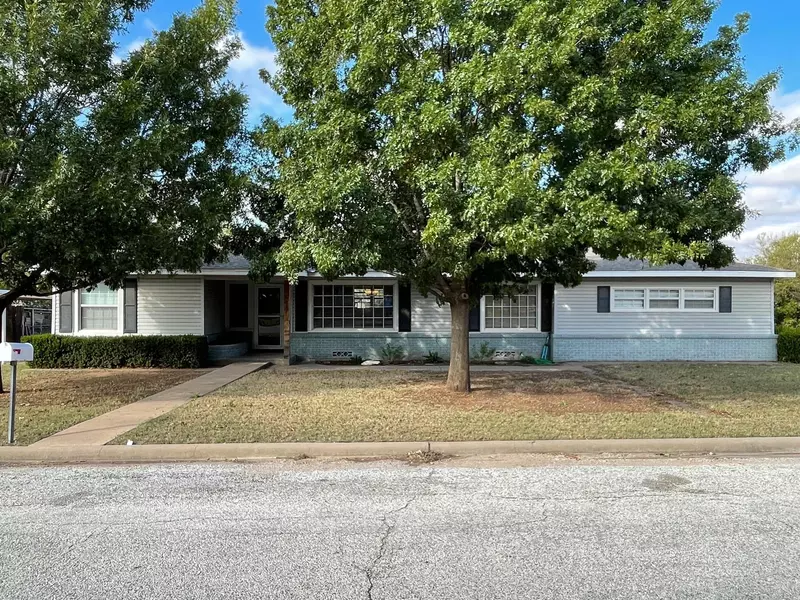 611 Plants Street, Seymour, TX 76380