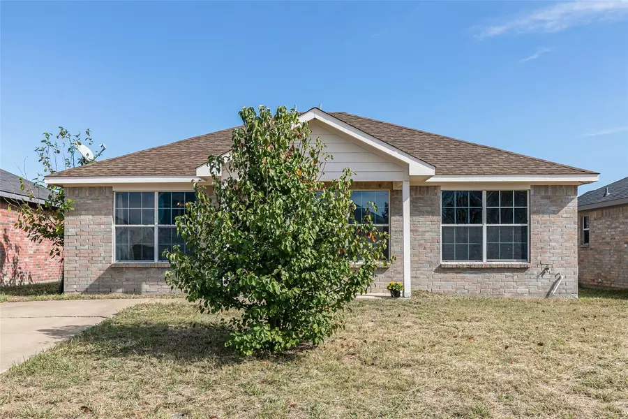 10525 Many Oaks Drive, Fort Worth, TX 76140