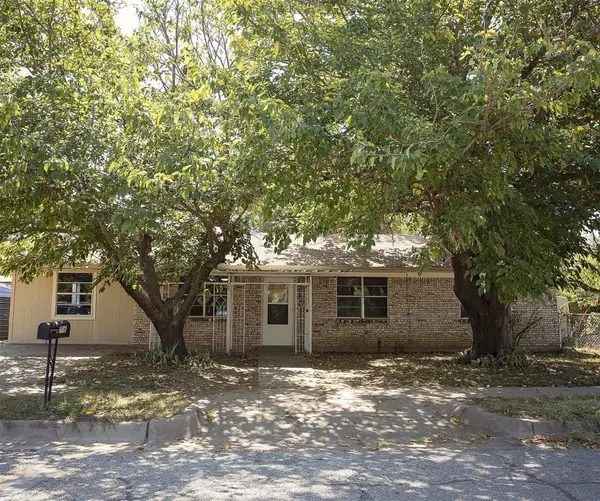 1116 Blewett Street, Graham, TX 76450