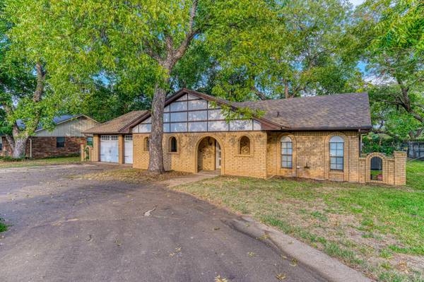 1305 Pecan Drive, Weatherford, TX 76086