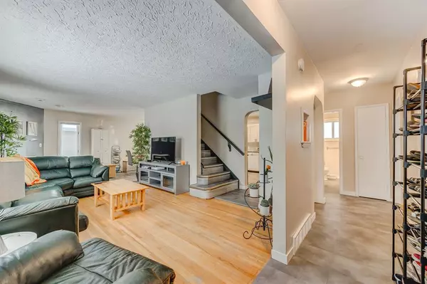 Calgary, AB T3B3B7,3127 37 ST SW