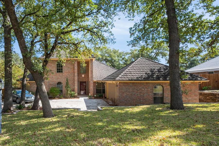 120 Oak Hollow Court S, Azle, TX 76020