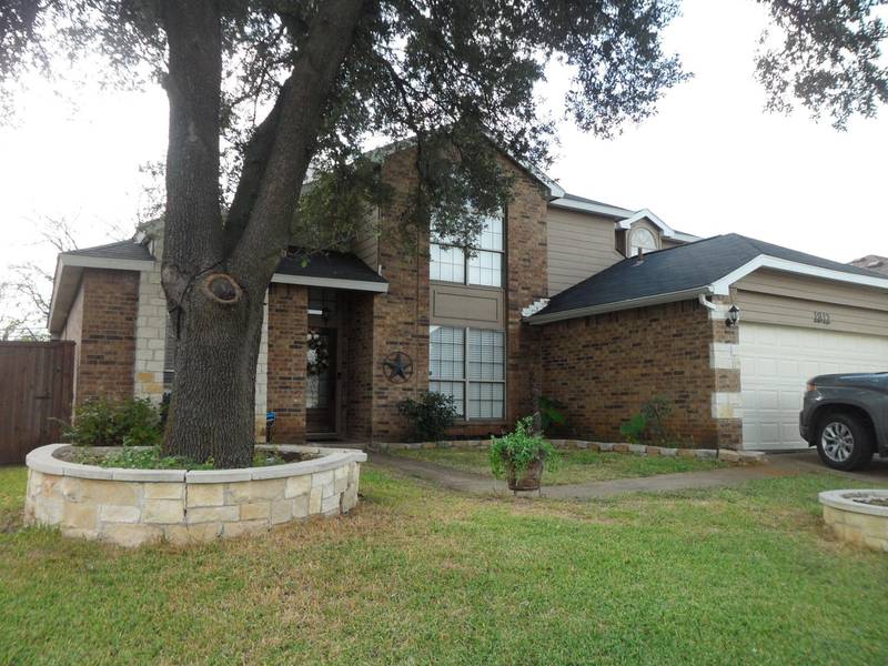 1812 Holly Spring Drive, Arlington, TX 76018