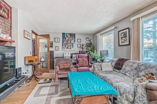 Calgary, AB T2J 4E3,231 Queensland CIR SE