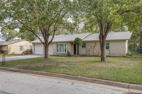 6417 Regal Road, Forest Hill, TX 76119