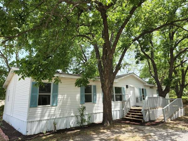 912 Sabine Avenue, Cleburne, TX 76031