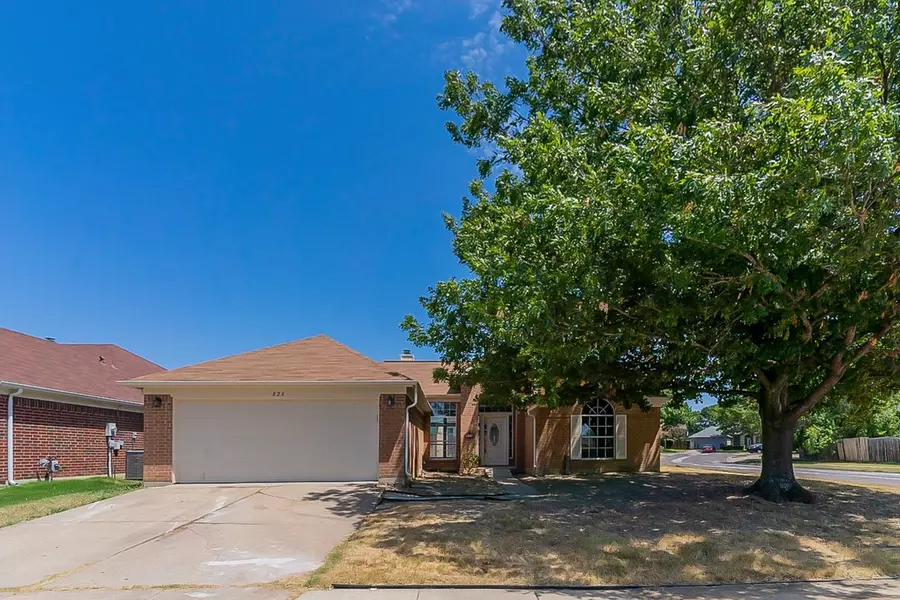 823 Sansome Drive, Arlington, TX 76018