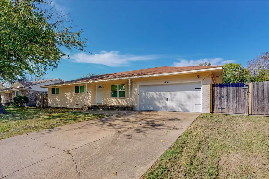 1004 Crestview Drive, Kaufman, TX 75142