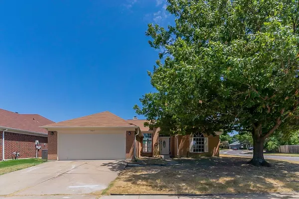 823 Sansome Drive, Arlington, TX 76018