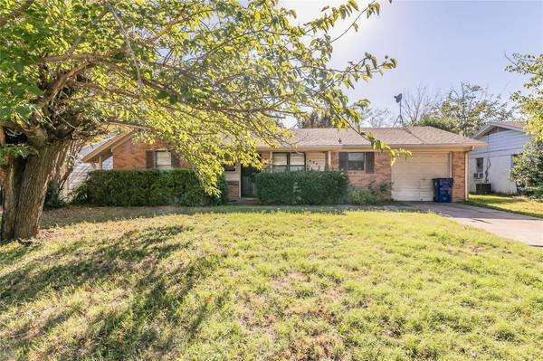 561 Newton Drive, Burleson, TX 76028