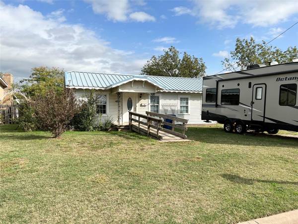 207 S Iowa Street, Breckenridge, TX 76424