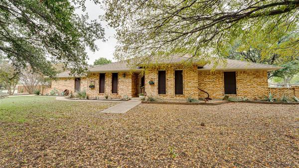 912 Little Creek Trail, Oak Leaf, TX 75154