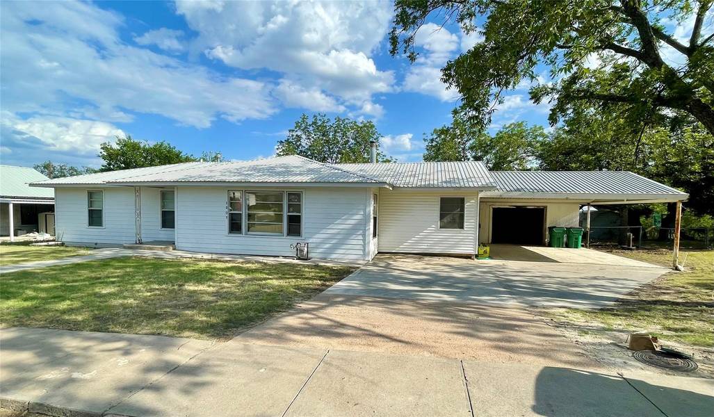 1507 W Queen Street, Goldthwaite, TX 76844