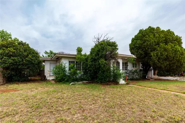 310 E Burnside Street, Rotan, TX 79546